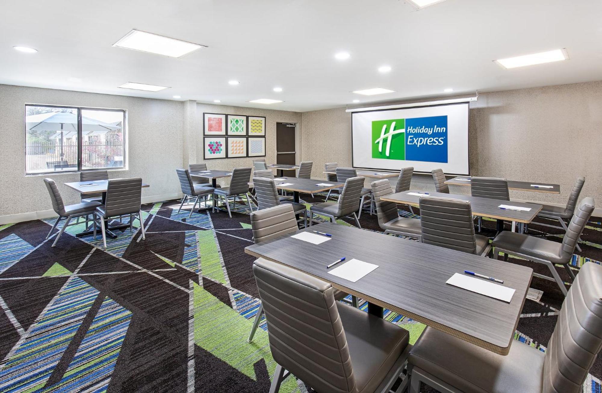 Holiday Inn Express Hotel & Suites Birmingham - Inverness 280 By Ihg Exteriör bild