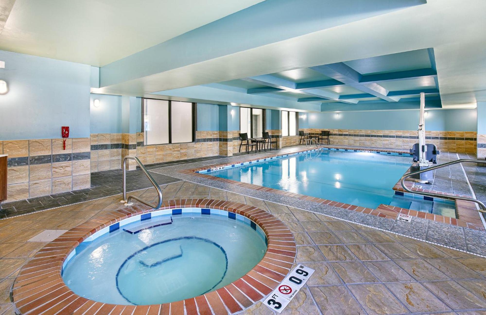 Holiday Inn Express Hotel & Suites Birmingham - Inverness 280 By Ihg Exteriör bild